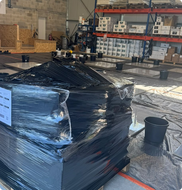 photo d'une palette et d'un entrepot de stockage de produits