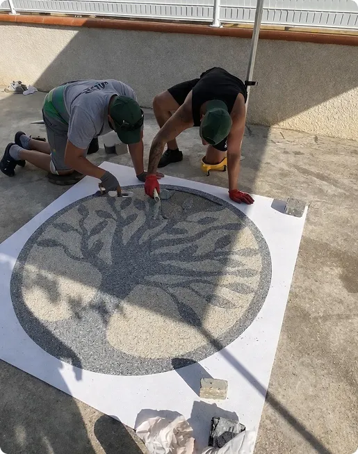 sol en moquette de pierre avec logo en forme d'arbre de vie à Estancarbon près de Saint-Gaudens en Haute-Garonne 31