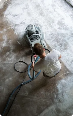 artisan entrain de realisaer un sol en résin à Estancarbon près de Saint-Gaudens en Haute-Garonne 31
