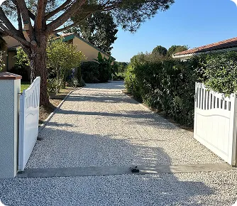 allées alévolées avec graviers décoratifs à Estancarbon près de Saint-Gaudens en Haute-Garonne 31