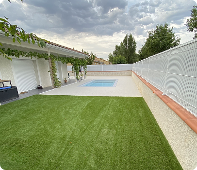 piscine avec plage et sol en gazon synthétique à Estancarbon près de Saint-Gaudens en Haute-Garonne 31