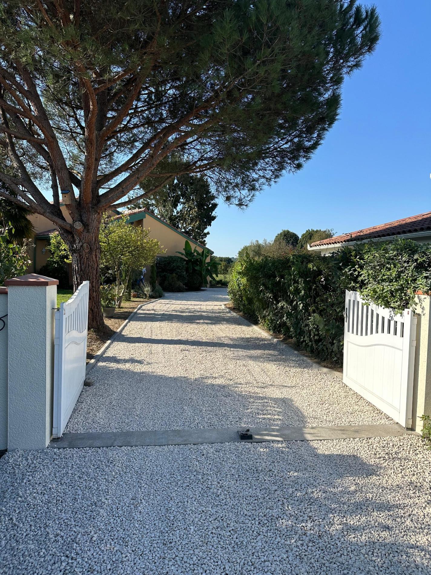 Création ou rénovation d'allées carrossables en graviers décoratifs alvéolés