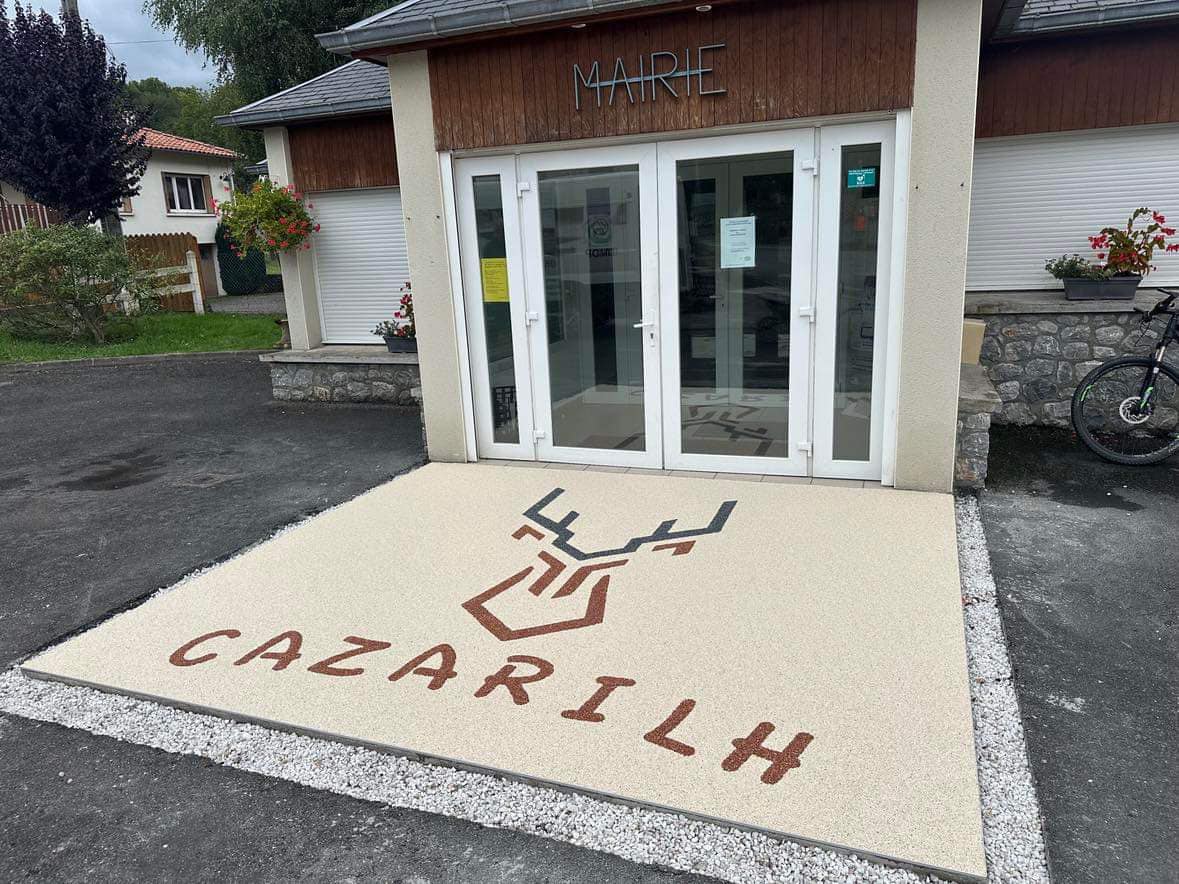 Création et réalisation de logo professionnel en moquette de pierre