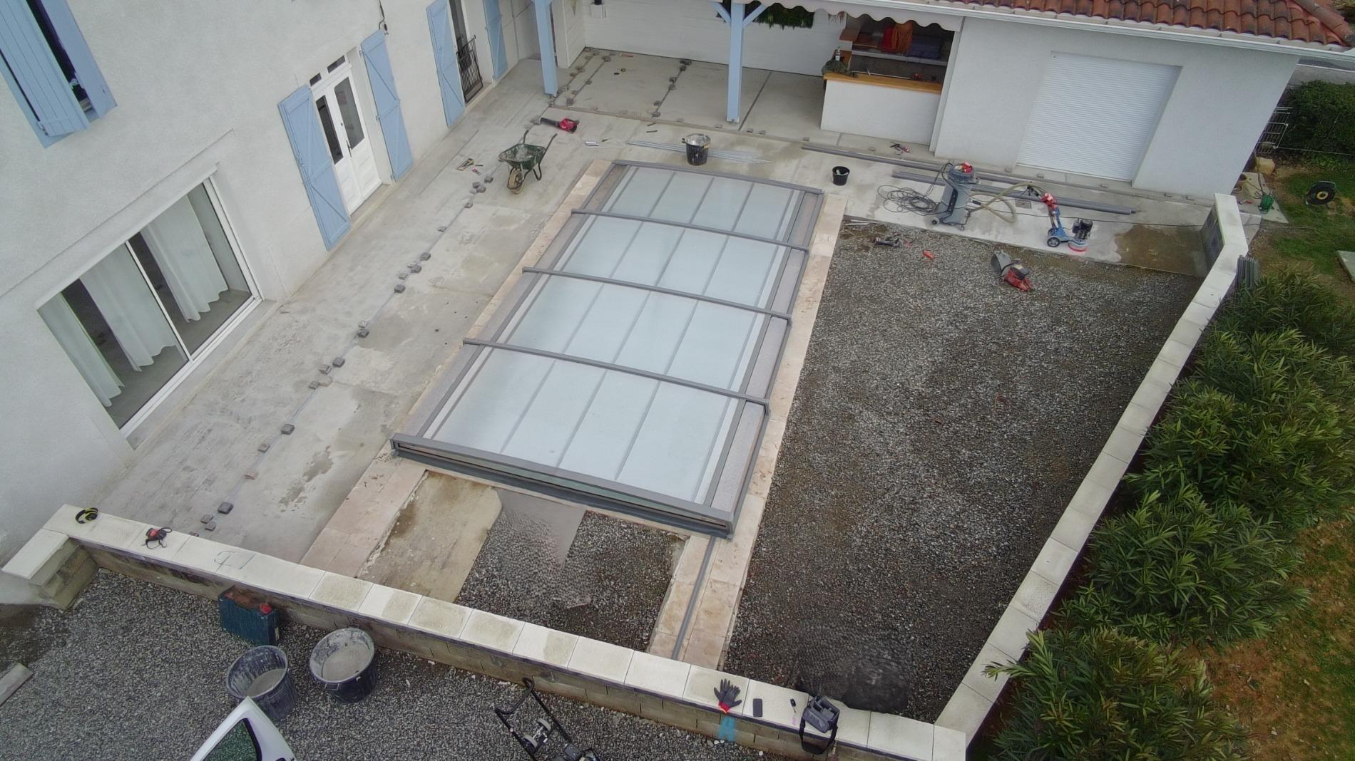 Moquette de pierre, gazon synthétique, mur en pierre de parement